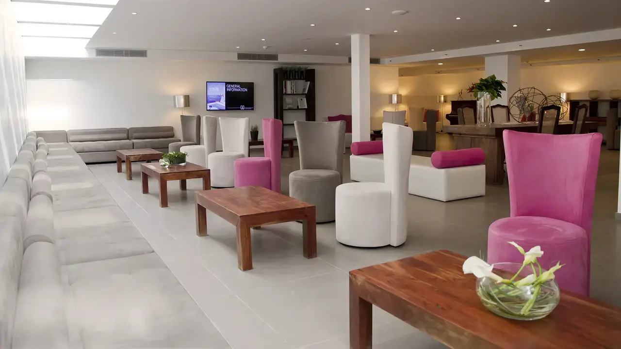 Wnętrze eleganckiego lobby w ThePlace Mar Mediterrania