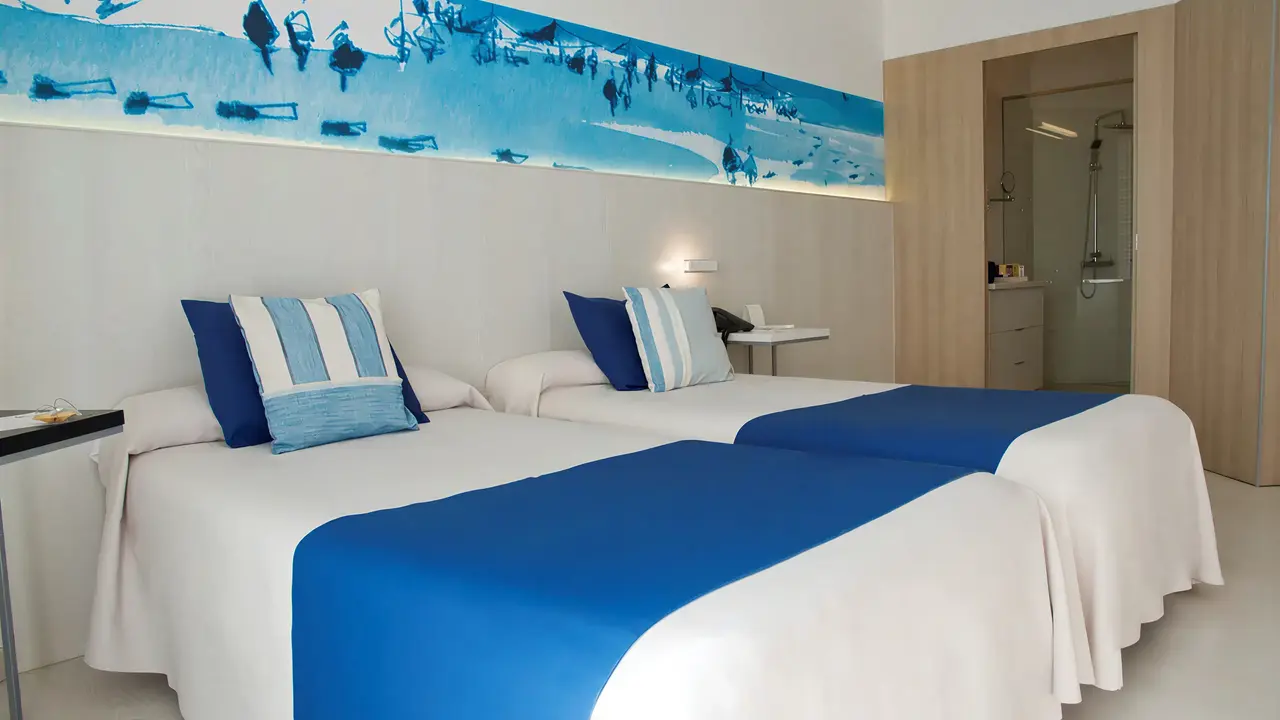 Pokój z łóżkami w hotelu ThePlace Mar Mediterrania