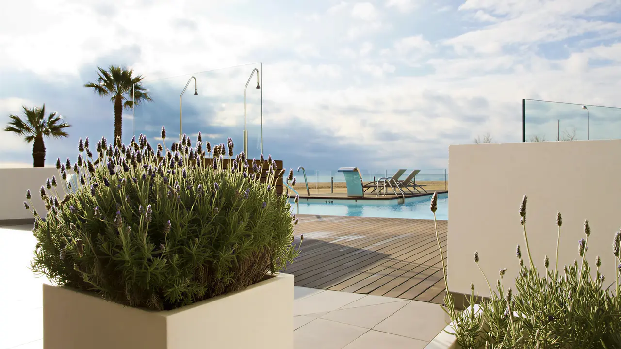 Basen z leżakami w ThePlace Mar Mediterrania