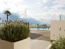 Basen z leżakami w ThePlace Mar Mediterrania