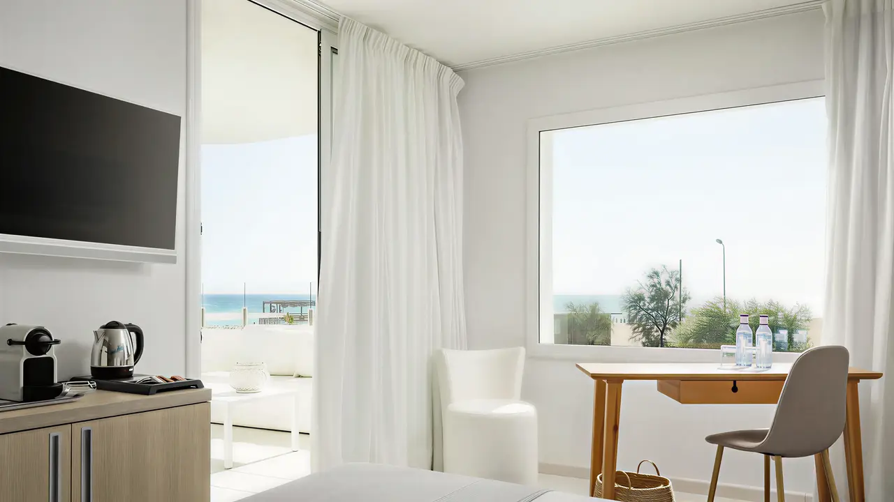 Wnętrze pokoju z widokiem w ThePlace Mar Mediterrania