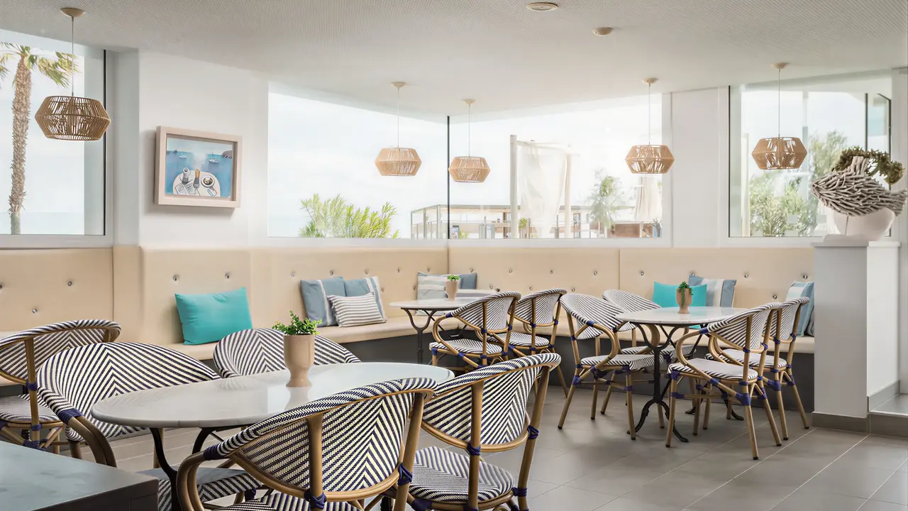 Jasna restauracja w ThePlace Mar Mediterrania z eleganckimi stolikami