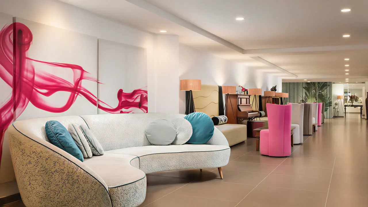 Wnętrze eleganckiego lobby w ThePlace Mar Mediterrania