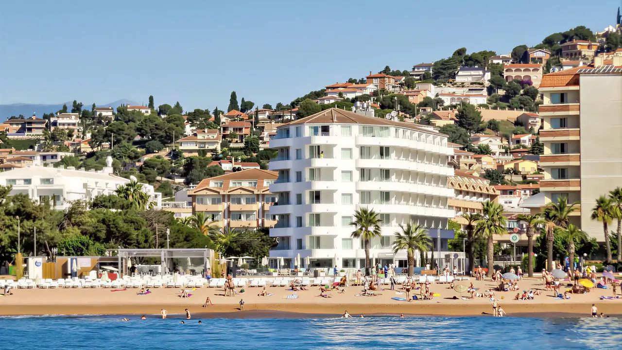 Widok na budynki ThePlace Mar Mediterrania i pobliską plażę