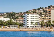 Widok na budynki ThePlace Mar Mediterrania i pobliską plażę