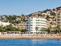 Widok na budynki ThePlace Mar Mediterrania i pobliską plażę
