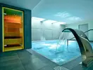 Basen z wodospadem i sauna w ThePlace Mar Mediterrania