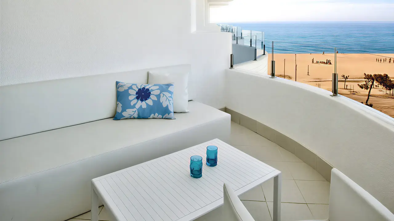 Prywatny balkon z widokiem na plażę w ThePlace Mar Mediterrania