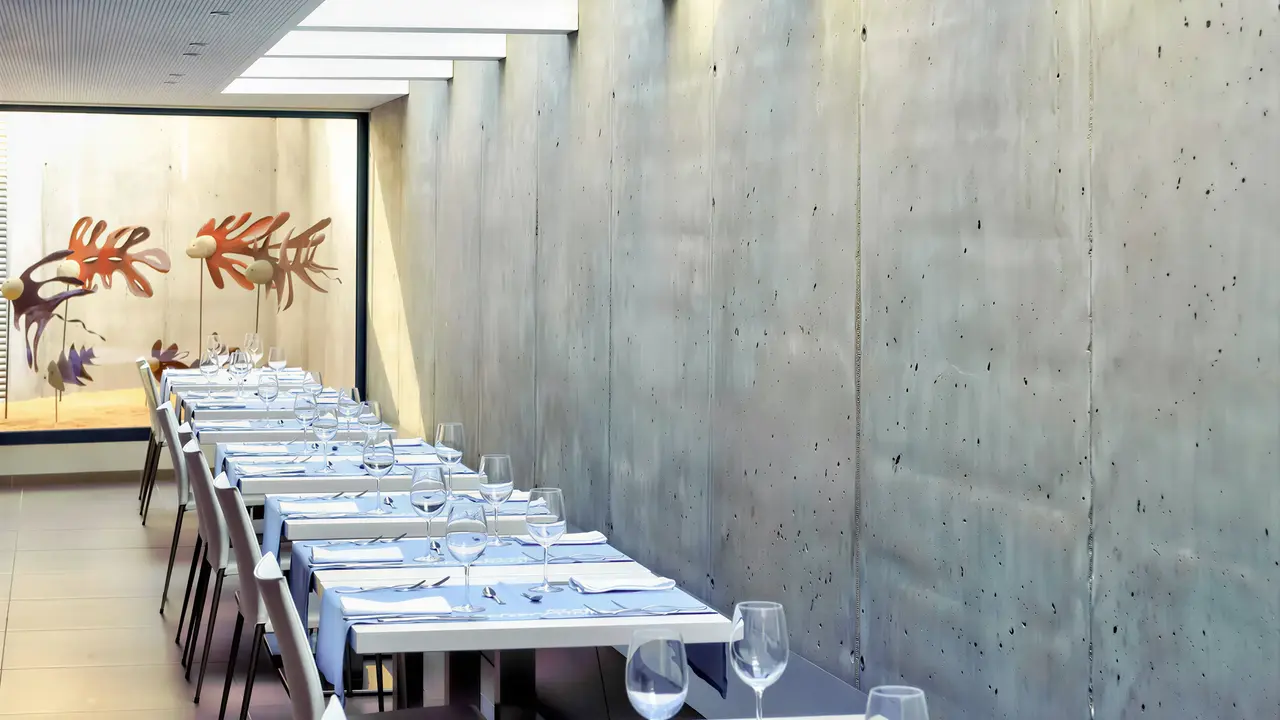 Stół restauracyjny z nakryciami w ThePlace Mar Mediterrania