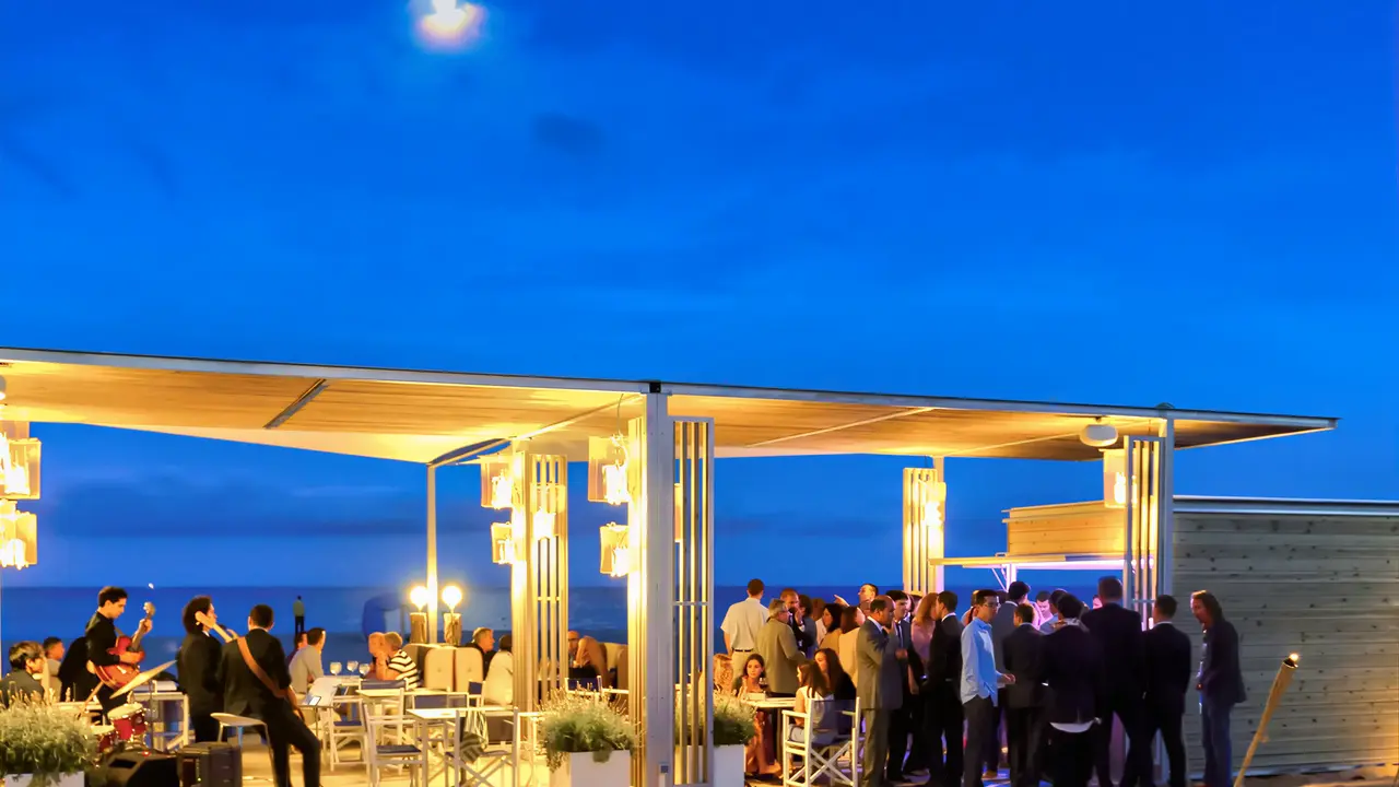 Wieczorny bar na plaży w ThePlace Mar Mediterrania