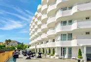 Elewacja budynku ThePlace Mar Mediterrania z białymi balkonami