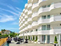 Elewacja budynku ThePlace Mar Mediterrania z białymi balkonami
