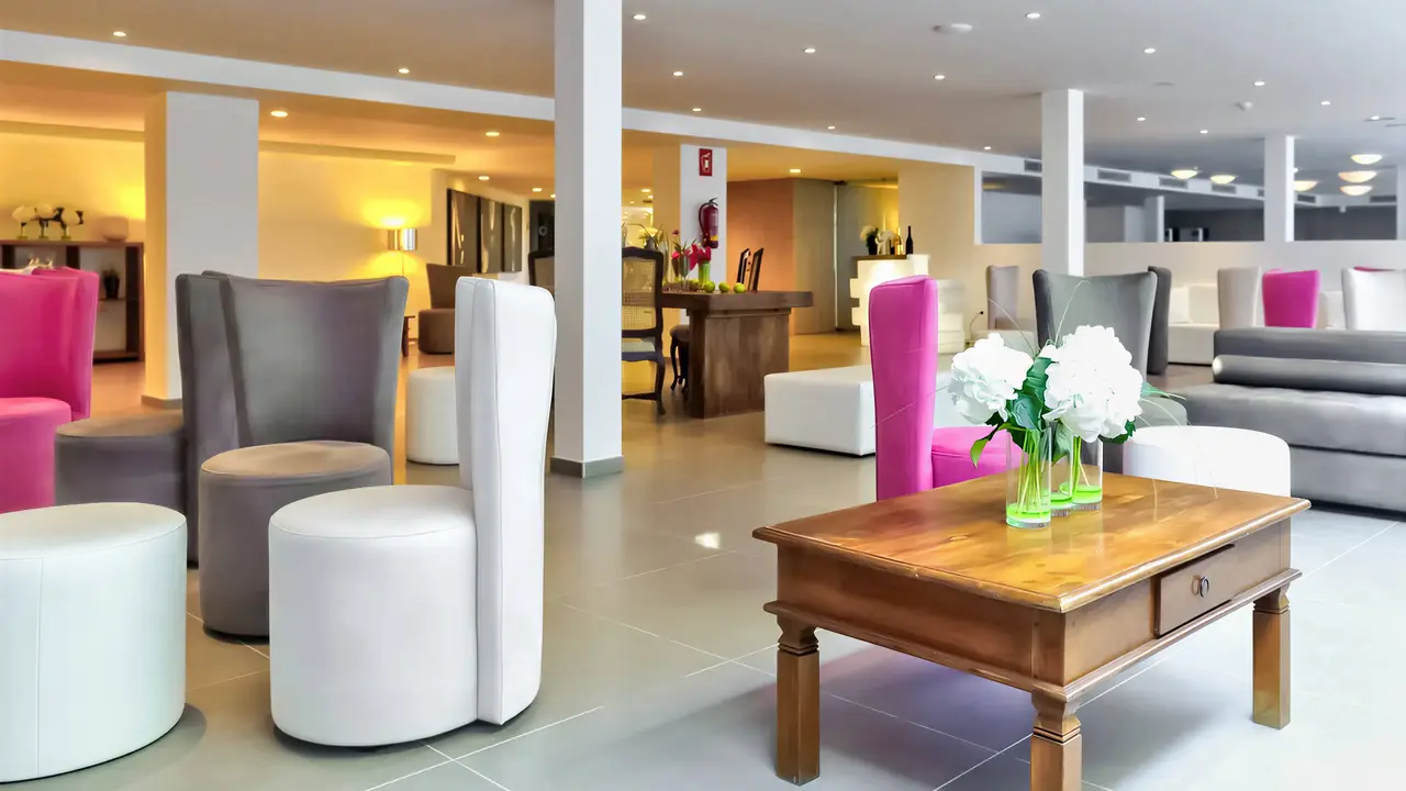Nowoczesny lobby w hotelu ThePlace Mar Mediterrania