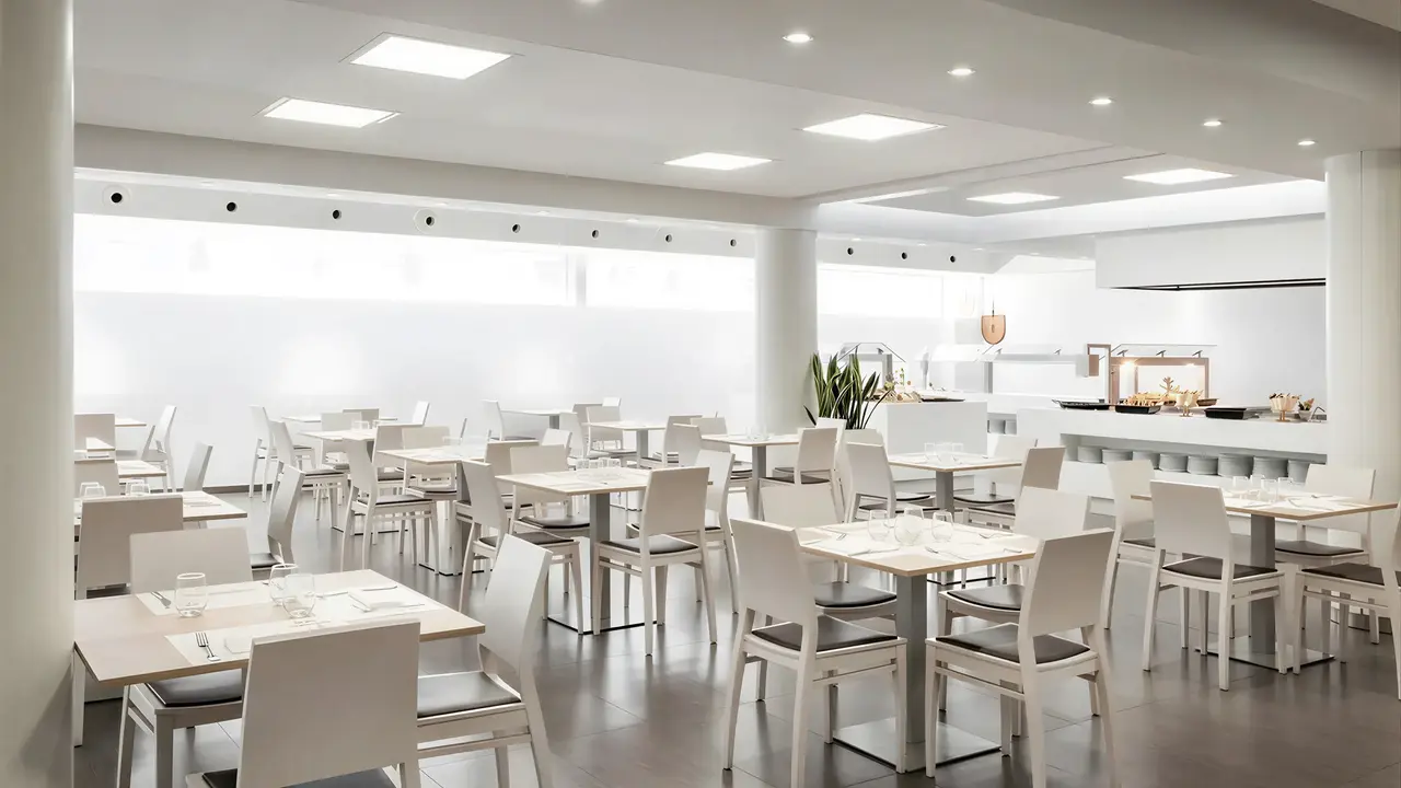 Jasna restauracja w ThePlace Mariner z białymi stołami