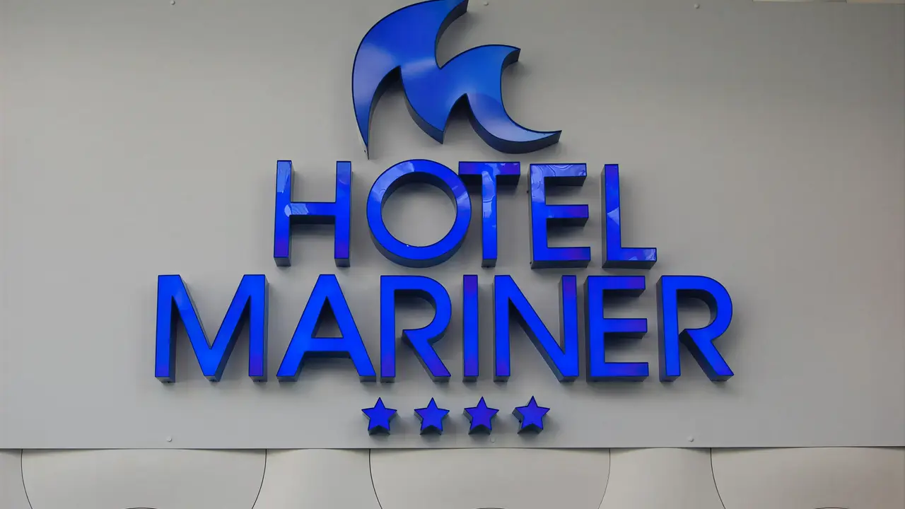 Napis ThePlace Mariner na białej ścianie