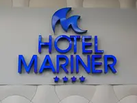 Napis ThePlace Mariner na białej ścianie