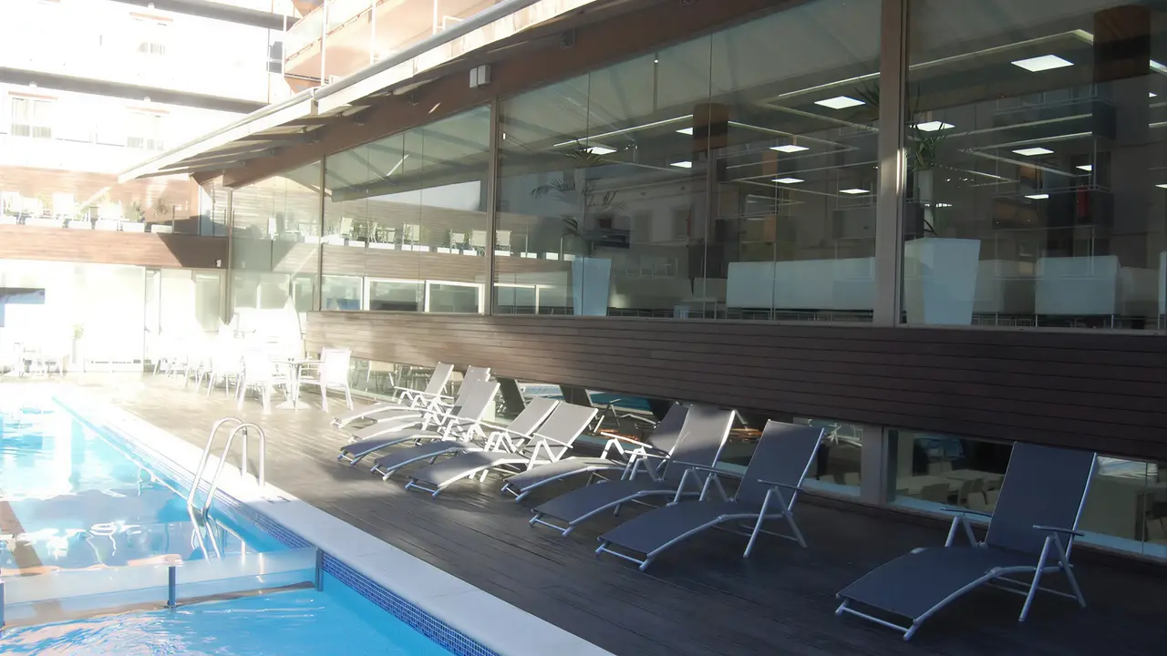 Basen i leżaki w hotelu ThePlace Mariner