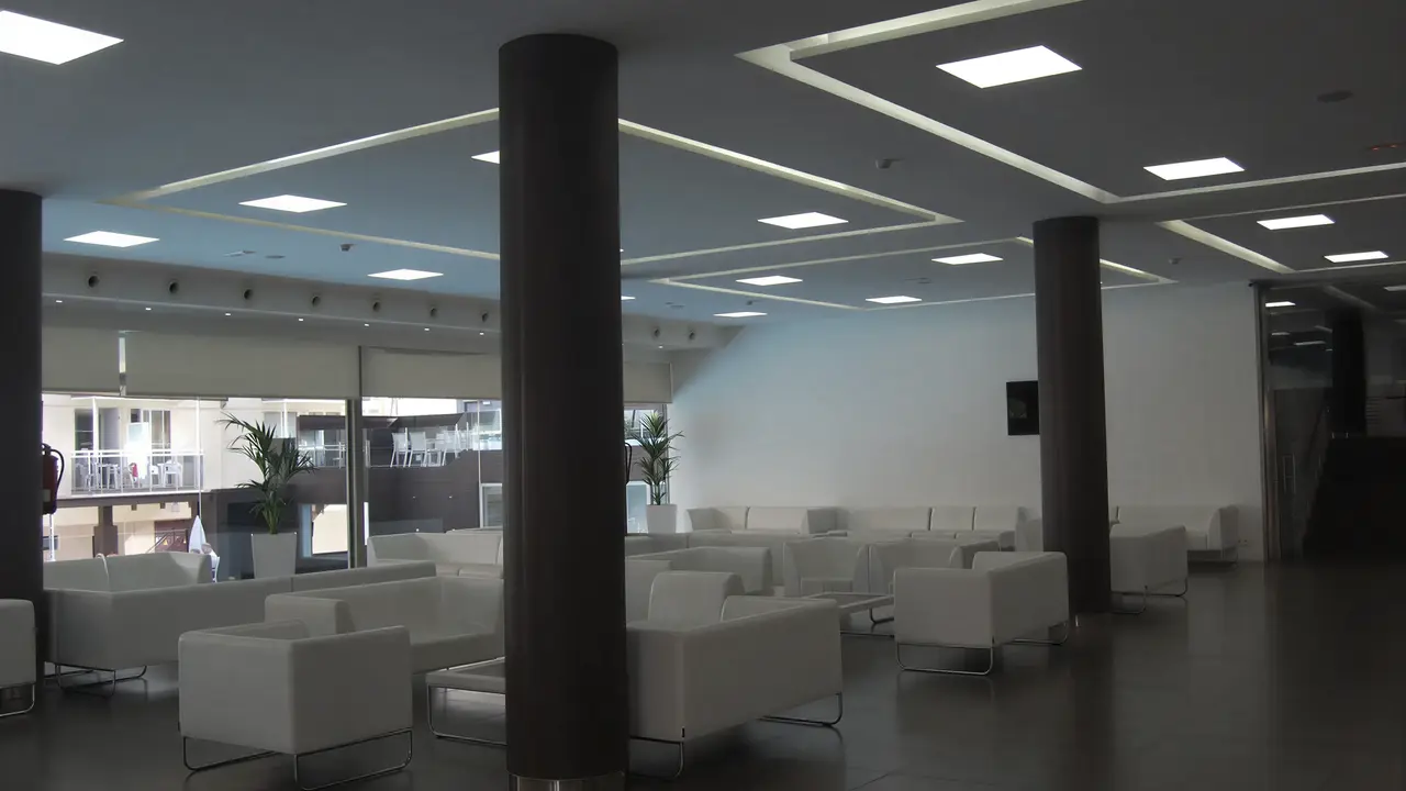 Nowoczesny lobby z białymi sofami w ThePlace Mariner