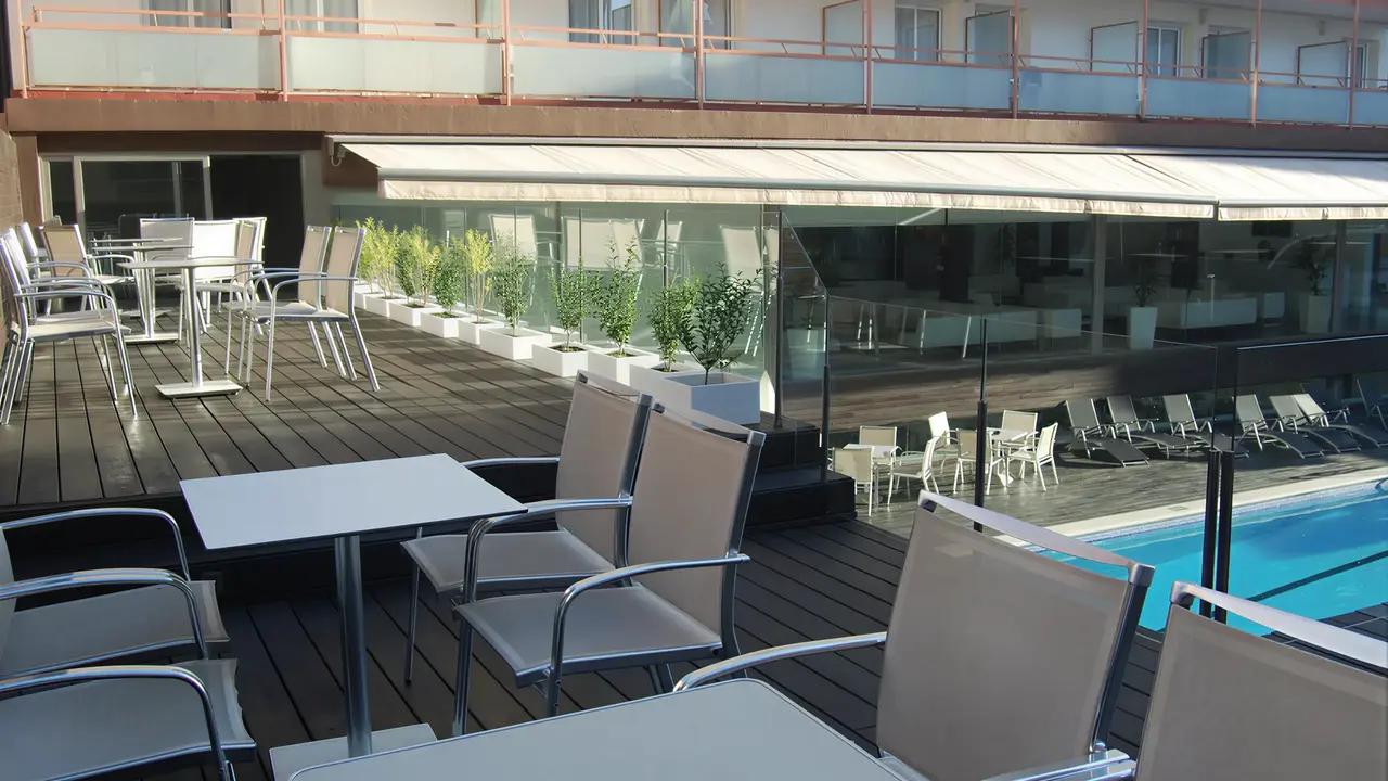 Taras z widokiem na basen w ThePlace Mariner