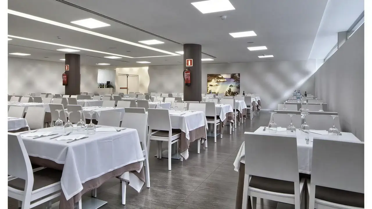 Elegancka restauracja w ThePlace Mariner z białymi obrusami
