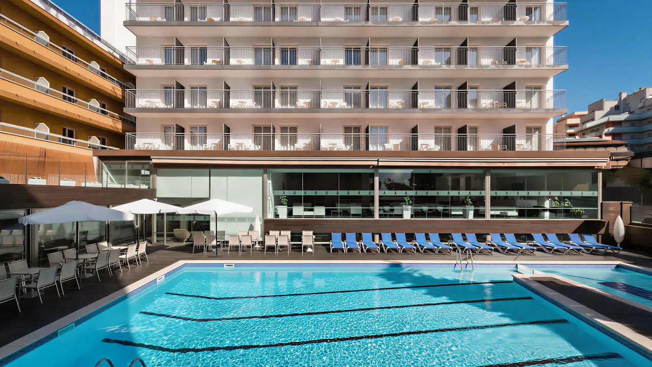 Basen z leżakami w hotelu ThePlace Mariner