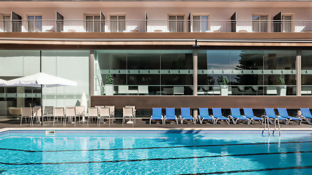 Basen z leżakami w hotelu ThePlace Mariner