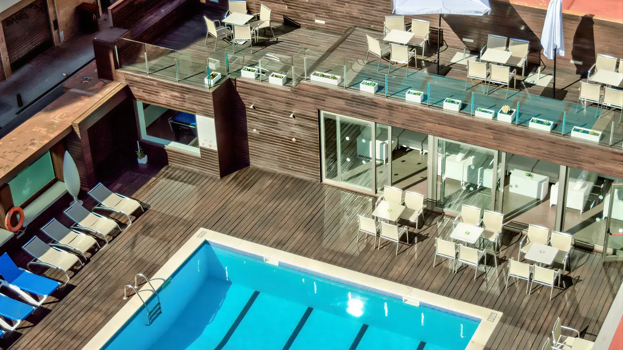 Basen i taras z leżakami w ThePlace Mariner