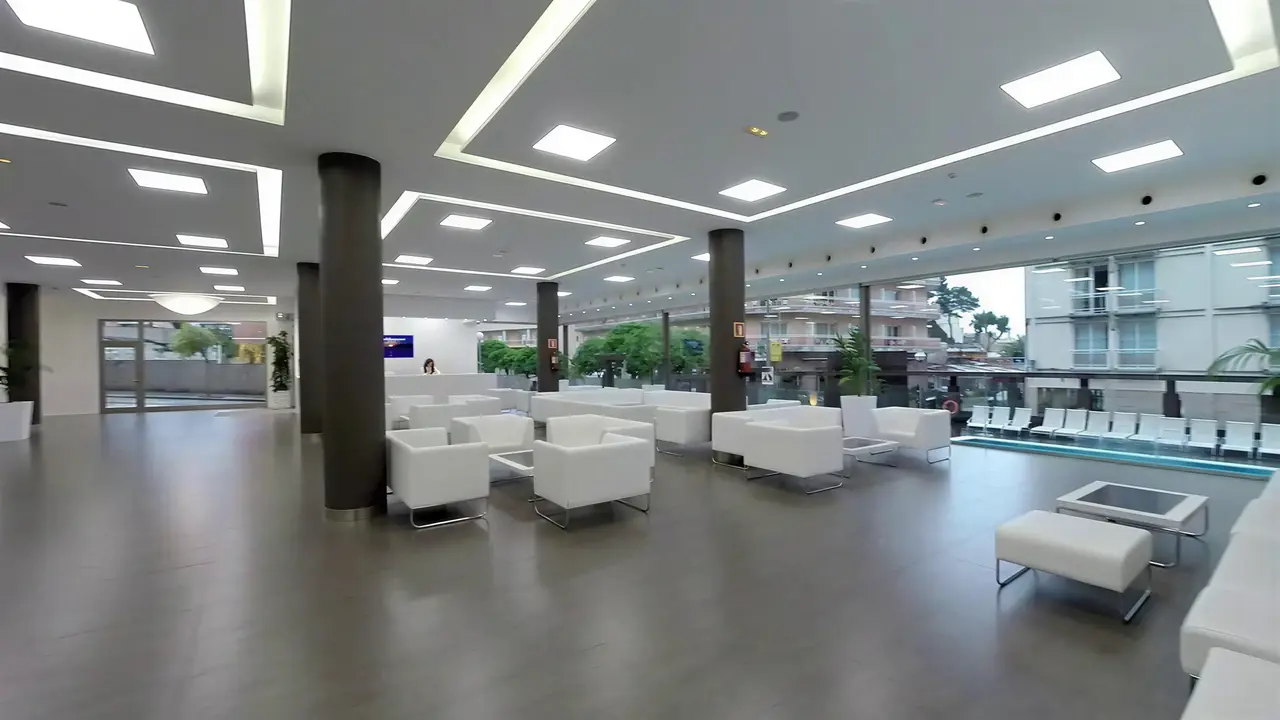 Nowoczesne lobby z białymi meblami w ThePlace Mariner