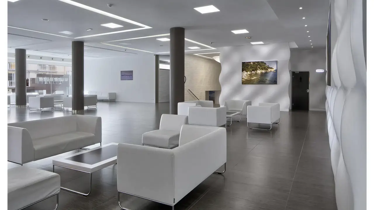 Nowoczesny lobby w ThePlace Mariner z białymi meblami