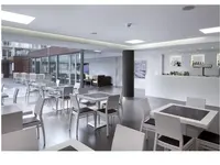 Nowoczesna restauracja w ThePlace Mariner z białymi stolikami