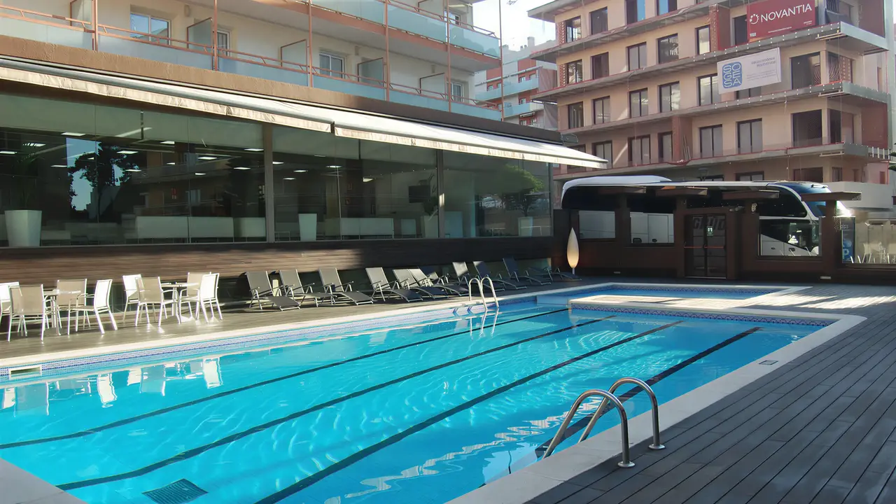 Basen zewnętrzny w hotelu ThePlace Mariner