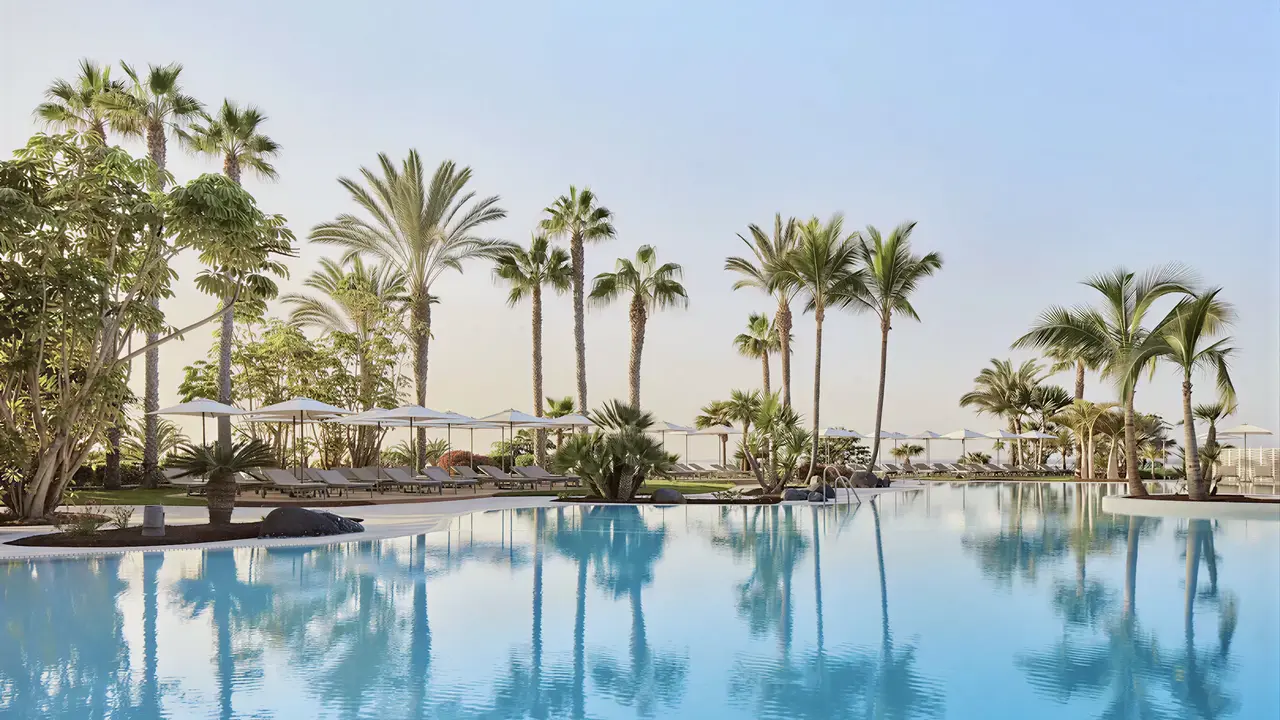 Basen z palmami w Tivoli La Caleta Resort