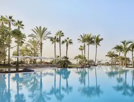 Basen z palmami w Tivoli La Caleta Resort