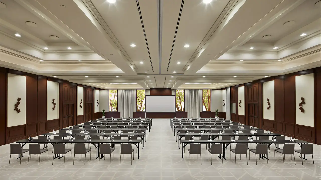 Sala konferencyjna w Tivoli La Caleta Resort z rzędami stolików