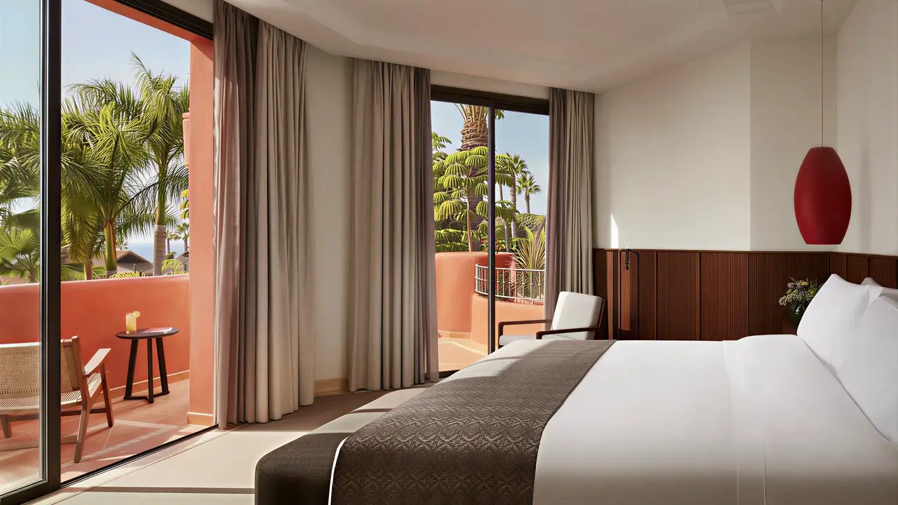 Sypialnia z widokiem na taras w Tivoli La Caleta Resort