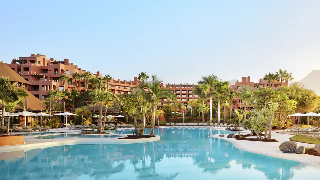 Widok na baseny i budynki Tivoli La Caleta Resort