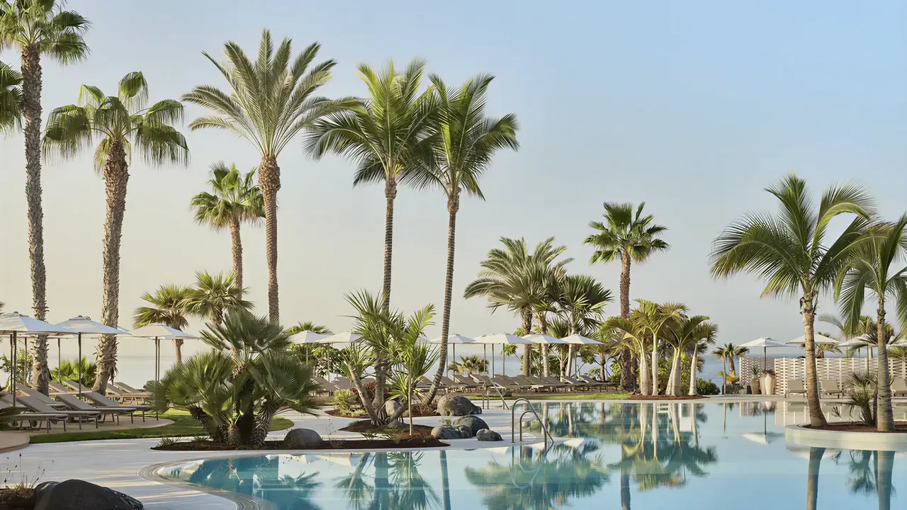 Basen z palmami w Tivoli La Caleta Resort