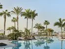 Basen z palmami w Tivoli La Caleta Resort