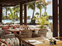 Restauracja w Tivoli La Caleta Resort z widokiem na basen