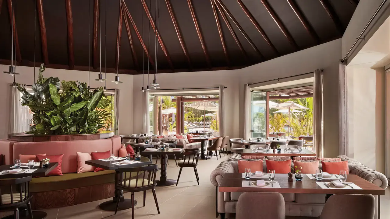 Elegancka restauracja w Tivoli La Caleta Resort z ustawionymi stolikami