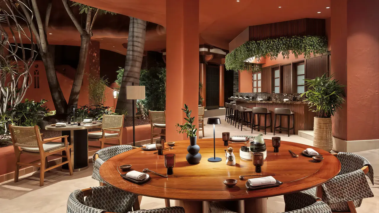 Elegancka restauracja w Tivoli La Caleta Resort z drewnianymi stołami