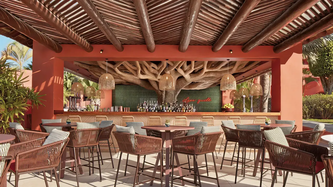 Bar z wysokimi stolikami w Tivoli La Caleta Resort