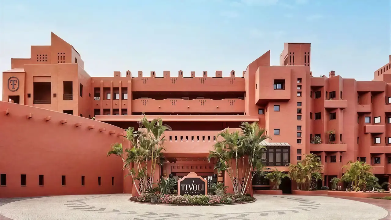 Elewacja budynku Tivoli La Caleta Resort i podjazd