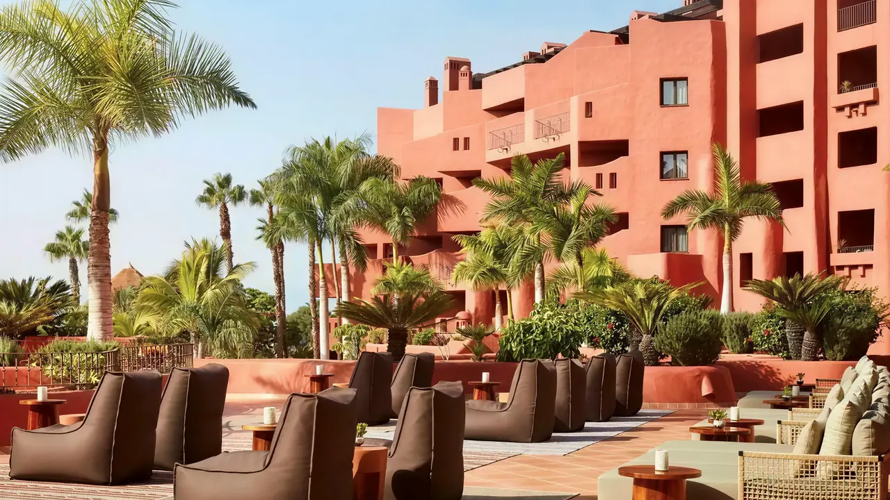Elewacja budynków i taras w Tivoli La Caleta Resort