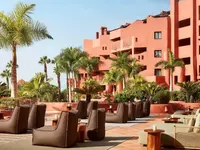 Elewacja budynków i taras w Tivoli La Caleta Resort