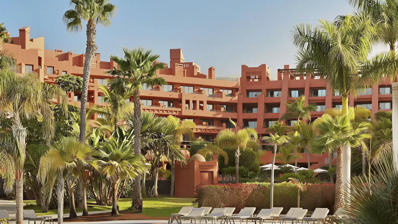 Widok na budynki i basen w Tivoli La Caleta Resort