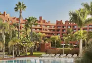 Widok na budynki i basen w Tivoli La Caleta Resort