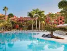 Basen i leżaki w hotelu Tivoli La Caleta Resort