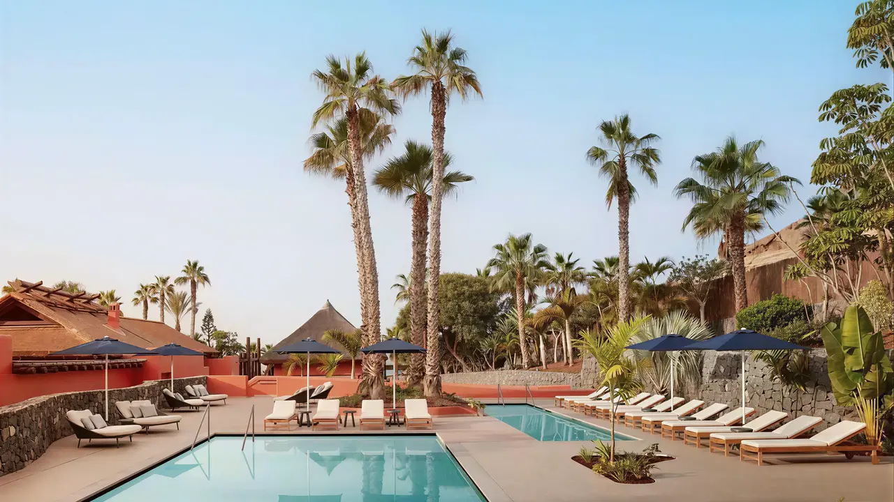 Basen i leżaki w hotelu Tivoli La Caleta Resort