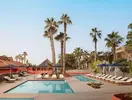 Basen i leżaki w hotelu Tivoli La Caleta Resort
